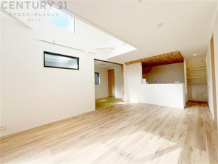 リビングダイニングは家族や友人とのコミュニケーションを楽しむ場所でくつろぎながら食事や会話を楽しめ、多目的に利用できリラックスできる空間です。家庭内の中心として機能し、快適な生活をサポートします。