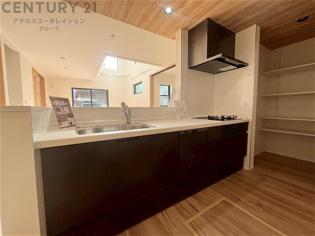 シンプルなデザインと使いやすさを兼ね備えた対面式システムキッチンは、効率的な作業スペースを提供し、家族やゲストとのコミュニケーションを促進します。