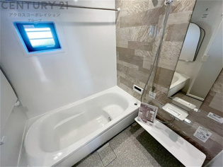 ユニットバスは省スペースでありながら、シンプルな設計と使いやすさを備え、簡便なメンテナンスが可能です。またミラー・小物置き場もあり便利です。