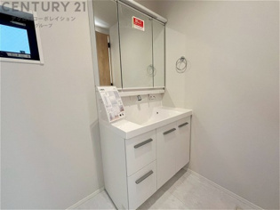 化粧品や洗顔料、歯ブラシなどの必需品をまとめて置ける収納スペースがあり、使用するたびに取り出す手間が省けます。また、水回りのため、濡れても大丈夫な素材が使用されており、お手入れが簡単です。