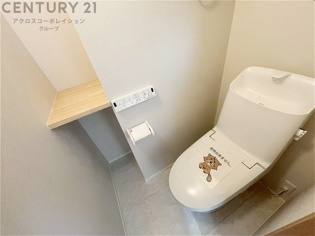 温水洗浄便座付トイレは温水洗浄機能により、暖かい水でおしりを洗浄することができ、冷たい水を使う従来の便座に比べ、温水洗浄機能で暖かいトイレを提供し、快適な使用を可能にします。