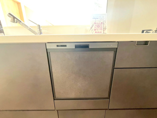 手洗いに比べて時間や労力を節約できることです。また、高温のお湯で洗浄されるため、雑菌や細菌を殺菌する効果もあります。さらに、乾燥機能があるため、手で拭く手間も省け衛生的に保管できます。