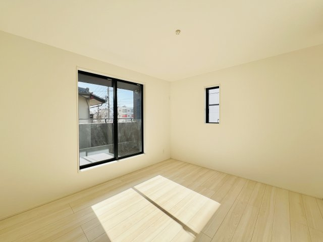 前橋市南町の洋室|7.5帖の主寝室は、大きいベッドを設置してもゆとりのある空間♪
WIC付き◎