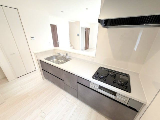 福生市熊川　新築戸建て　全1棟の前面道路含む現地写真