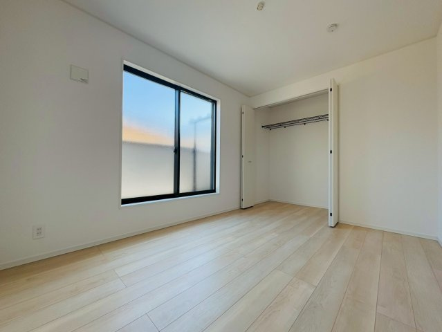 高知市中須賀町 第2 新築戸建て1号棟の洋室|大きな窓で開放感のある一部屋。