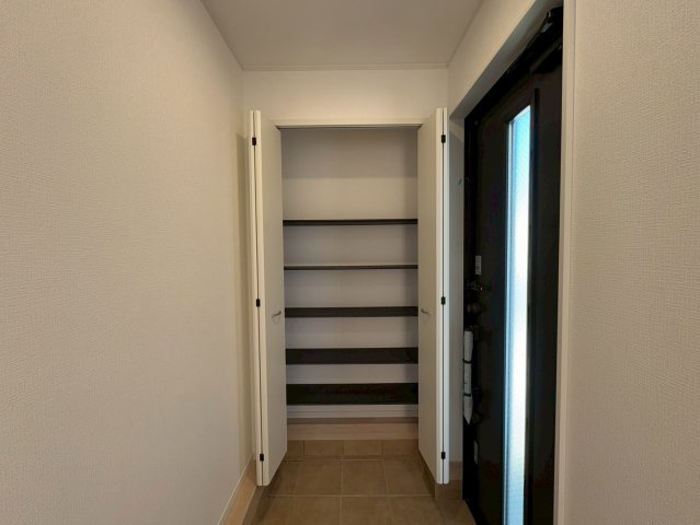 高知市中須賀町 第2 新築戸建て1号棟の収納|玄関まわりが片付く大容量シューズ棚。