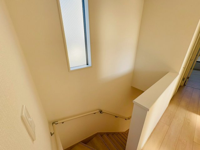 高知市中須賀町 第2 新築戸建て1号棟のその他|自然光が入り明るく安心の手すり付き階段。
