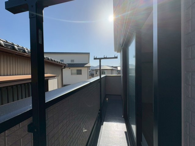 高知市中須賀町 第2 新築戸建て1号棟のバルコニー|たくさん干せる大きなバルコニー付き。洗濯物が通りから見えないのも嬉しいポイント。