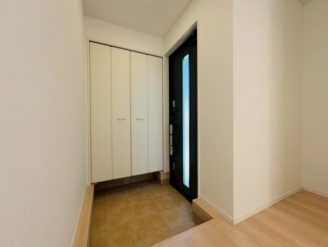 高知市中須賀町 第2 新築戸建て1号棟の玄関|動線がスムーズな使いやすい玄関スペース。