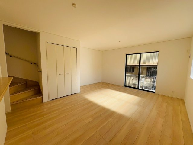 高知市中須賀町 第2 新築戸建て1号棟の居間・リビング|明るさと開放感が魅力のリビング。