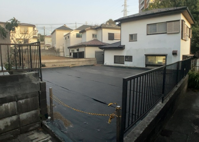 【外観】 | 土地の形が極端に長細かったり、狭小地、あるいは道路との高低差がある傾斜地だった場合、後々売ろうとしても買い手がつかない場合もあります。後々、売却することになった時に価値の下がらない土地を選びましょう。
