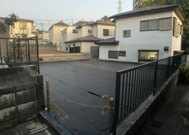 【外観】 | 家を建てる場合、方位は要チェックです。現実的に日当たりのよい家ならばリビングは南側、建築基準法でも北側に当たる家への配慮は求められています。土地を見学に行く際は、方位磁針を持って行くようにしましょう。