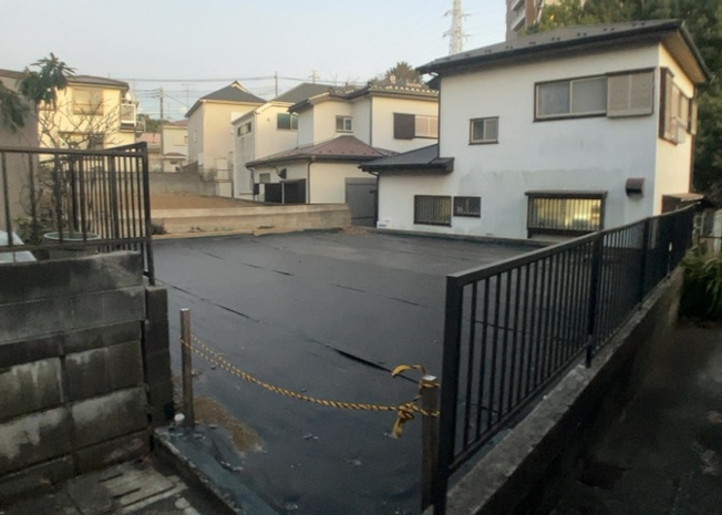 【外観】 | 土地を買う際、住む地域の自治体や福祉の補助制度にも注目してみましょう。子供や老人の医療補助やゴミ出しのルールなど、自治体によってルールに大きな違いがあるため、暮らしやすい土地で判断するとよいでしょう。