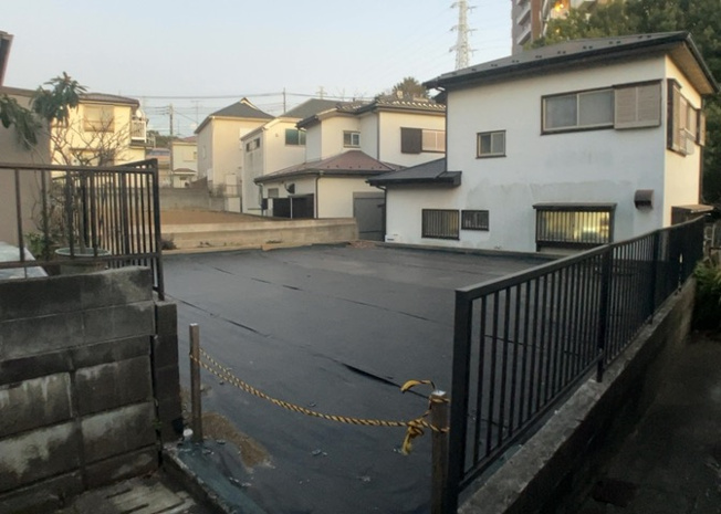 【外観】 | 土地の前の道路に消火栓が設置されていることがあります。この場合、道路交通法第45条第1項により、駐車禁止の場所が指定されています。そのため、車庫などの駐車スペースをつくることができない場合があります。