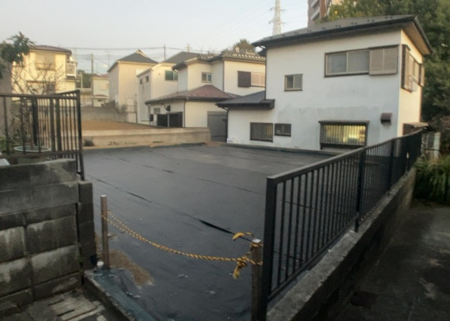 【外観】 | 現地に行くなら、物件の周囲の地形がどうなっているかを見ることも大切です。周辺より低くなっている土地では、大雨などで水が集まりやすいため、地盤が弱くなっているということも考えられるため、注意が必要です。