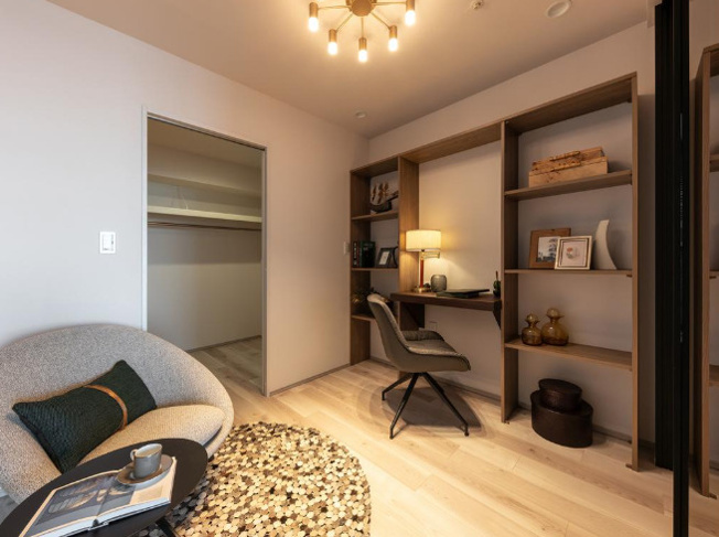 【洋室】 |  Ｗコンフォートタワーズウエスト | ～お仕事や趣味の時間に活用できるマルチルーム写真～