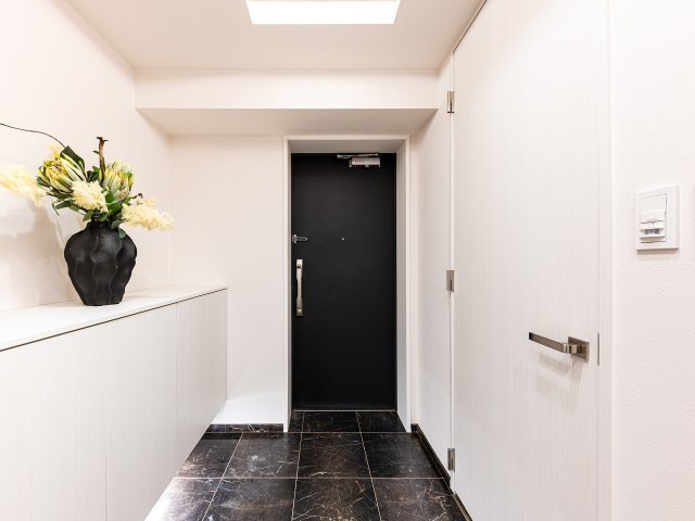 【玄関】 |  Ｗコンフォートタワーズウエスト | ～トランクルーム付き玄関写真～