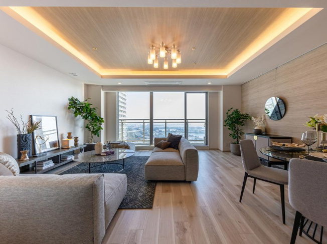 【居間・リビング】 |  Ｗコンフォートタワーズウエスト | ～眺望を眺めながらくつろげる 広々リビングダイニング写真～