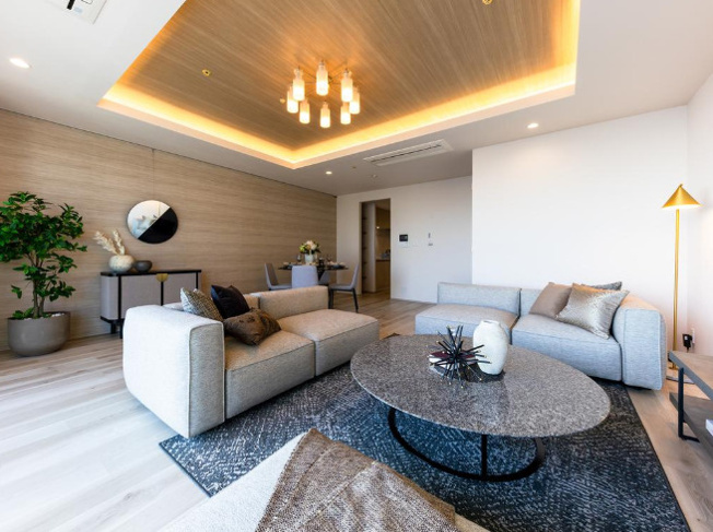 【居間・リビング】 |  Ｗコンフォートタワーズウエスト | ～折り上げ天井で開放的なリビングダイニング写真～