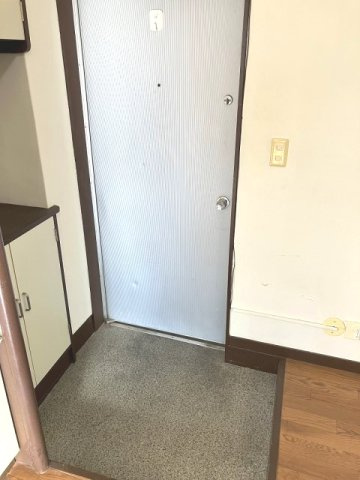 村上ビルの玄関