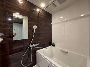 気密性と断熱性に優れ、外気の影響を受けにくく、浴室内の温度を一定に保ちやすいです。特に冬場は、暖房効率が高まり、快適なバスタイムを過ごせます。