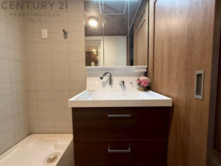 化粧品や洗顔料、歯ブラシなどの必需品をまとめて置ける収納スペースがあり、使用するたびに取り出す手間が省けます。また、水回りのため、濡れても大丈夫な素材が使用されており、お手入れが簡単です。