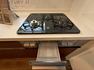 多数の調理器具を同時に使用でき、料理の効率化が可能。省エネで節約になり、様々な料理スタイルに適応できます。また、火力調整が独立しており、手入れや掃除もしやすく、今よりもっとお料理が楽しくなるかも。