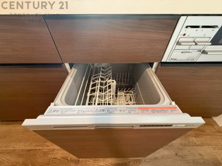 食器洗浄乾燥機は手洗いに比べて時間や労力を節約できます。また、高温のお湯で洗浄されるため、雑菌や細菌を殺菌する効果もあります。さらに、乾燥機能があるため、手で拭く手間も省け衛生的に保管できます。