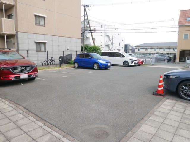 プロムナード沢良宜の駐車場