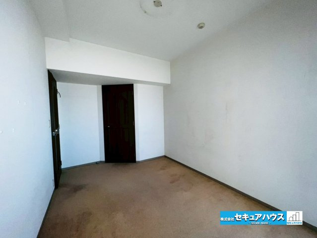 刈谷寿町パークホームズの洋室|【洋室】
◆家族一人ひとりの大切なプライベート空間。趣味に合わせて使って頂けるようシンプルに仕上げてあります。暮らし心地を大きく左右する収納を、適材適所に配置し使い勝手を考慮しました。