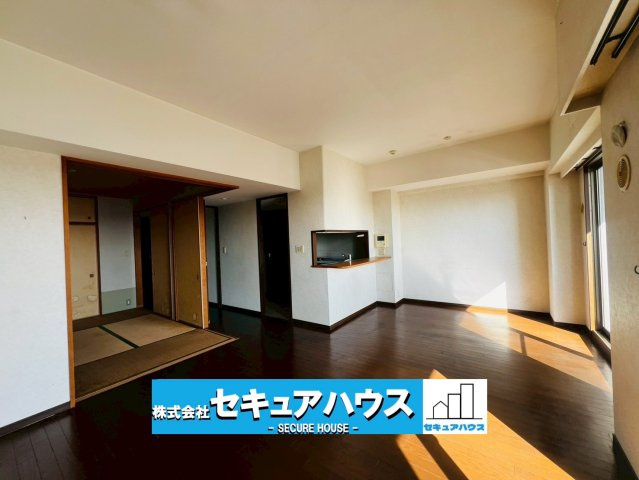 刈谷寿町パークホームズの居間・リビング|【LDK17帖】
◆6帖の続き和室付きの開放感溢れる17帖LDK♪
◆大きな窓があるため採光・通風良好な生活を送ることができます♪　　　　　　　　　　　　　　　　　　　　　　　　　　　　　　　　　　　