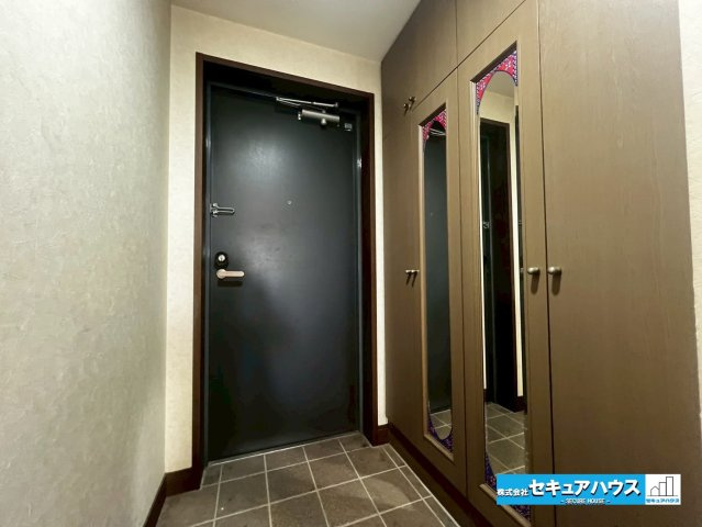 刈谷寿町パークホームズの玄関|【玄関】
◆鏡がついており、お出かけ前の身だしなみチェックに便利です♪ 
◆玄関には、収納力のあるシューズボックスがございます。玄関まわりがすっきり片付きます。　