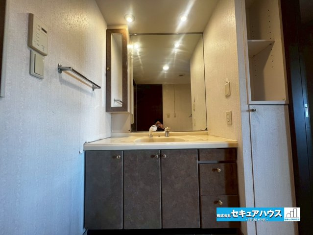 刈谷寿町パークホームズの独立洗面台|【洗面台】 
◆鏡の裏にはたっぷりと収納スペースを標準装備！
◆電源を付属しているのでドライヤーなど利用できます。　　　　　　　　　　　　　　　　　　　　　　　　　　　　　　　　　　　　　　　　　　　