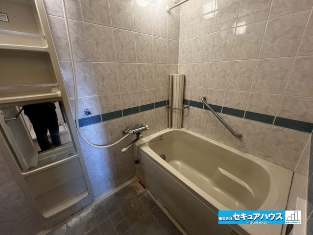 刈谷寿町パークホームズの浴室|【浴室】
◆アクセントパネルで落ち着きのある雰囲気を演出します。毎日の疲れを癒やすバスタイムをお楽しみ下さい！ 
◆窓付きで、カビの繁殖を抑える効果があります。