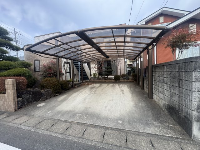 高崎市倉賀野町　中古住宅の駐車場|駐車は並列2台可能（カーポート付き）です！