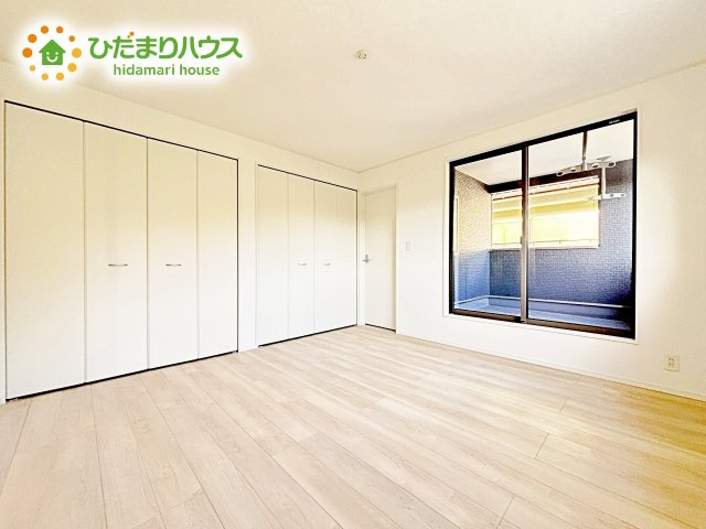 【寝室】 | 笠間市笠間第3　新築戸建　2号棟 | バルコニーに面していて、たっぷり光りの入る明るい主寝室です！