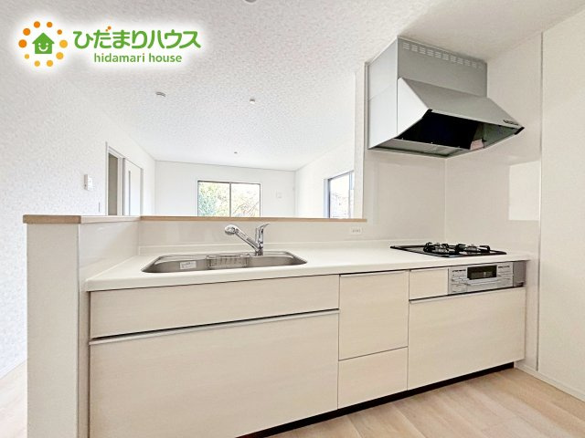 【キッチン】 | 笠間市笠間第3　新築戸建　2号棟 | 3口コンロと収納豊富なキッチンで、ママの毎日のお料理もはかどります☆