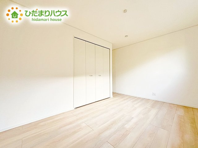 【洋室】 | 笠間市笠間第3　新築戸建　2号棟 | 明るい日差しが降り注ぐお部屋に、居心地の良さを感じさせるコーディネート。家具やカーテンでお気に入りのお部屋に♪