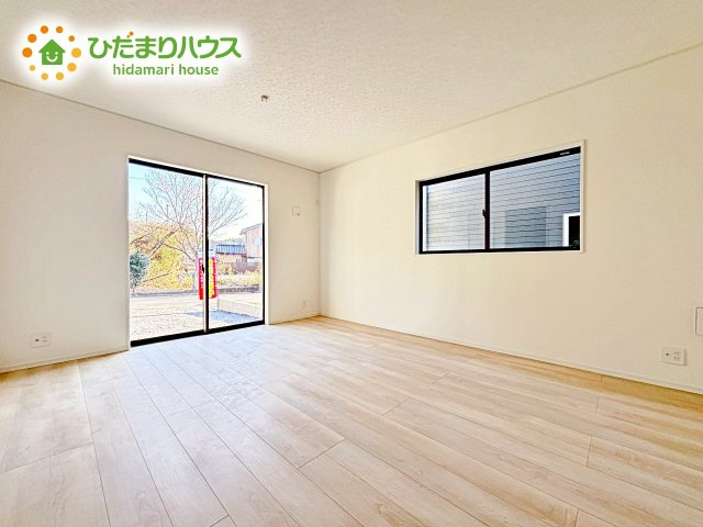 【居間・リビング】 | 笠間市笠間第3　新築戸建　2号棟 | 大きな窓が心地よい、リビング。家全体を見渡せるので、自然と家族の会話も弾みそう。