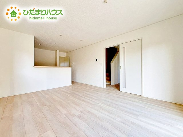 【居間・リビング】 | 笠間市笠間第3　新築戸建　2号棟 | 縦長で奥行きのあるリビングは家具などの配置もしやすく使い勝手が良いです⭐︎