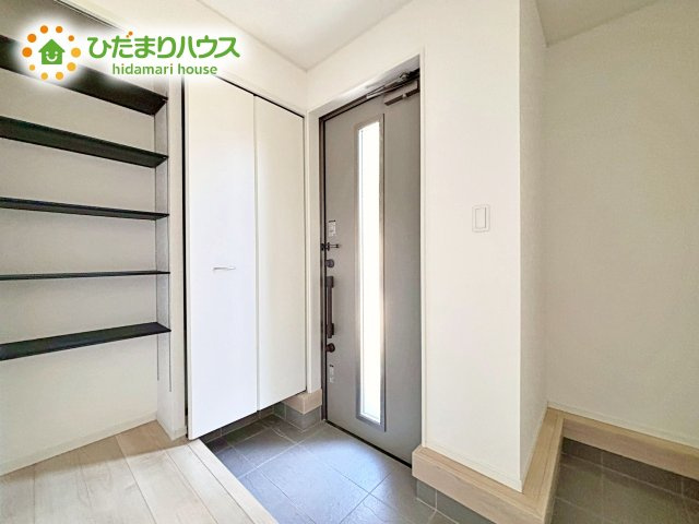 【玄関】 | 笠間市笠間第3　新築戸建　2号棟 | 靴で溢れかえっていた玄関も、大きなシューズボックスと、玄関横のクロークでスッキリ解決！玄関は「その家の顔」とお考えの方にオススメの広さです。