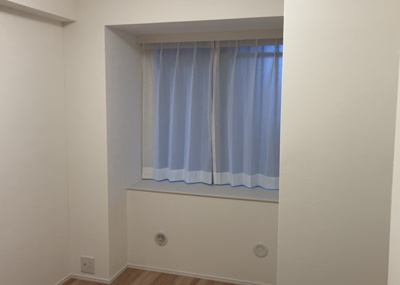 【寝室】 | マイ・コート八王子北野 | 寝室でゆっくりと過ごすためにはベッド周りの適度な空間を担保することや窓の位置、照明の明るさ、寝室の広さなどを考える必要があります。自身や家族の構成とライフスタイルに併せて寝室にする部屋を選びましょう！