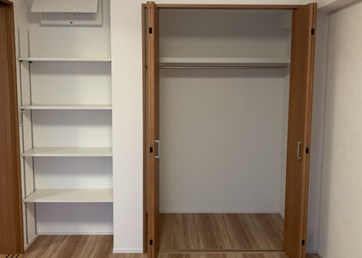 【収納】 | マイ・コート八王子北野 | デザイン性を重視しすぎて収納が少なかった！なんてことにならないため、事前に現地で収納の数を確認しておくことをお勧めします。クローゼット以外にも床下収納や屋根裏収納、パントリーなどもチェックしましょう。