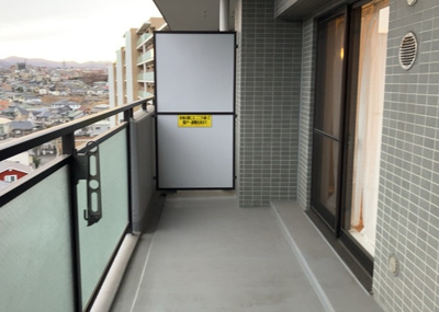 【バルコニー】 | マイ・コート八王子北野 | バルコニーは、室外の専用スペースのうち、「屋根がなく開放された空間」であるものを指します。ベランダより広いタイプのものが多く、日当たりもよいため家庭菜園などを楽しみたい人にとって適した環境となります。