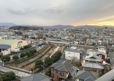 【展望】 | マイ・コート八王子北野 | 眺望の良さを楽しめるダイニングキッチンで家族団らんの時間を過ごしてはいかがでしょうか。バルコニーから見える景色を家族で眺める時間は、時間が経つのを忘れてしまいそうですね。是非、現地を見に行きましょう！