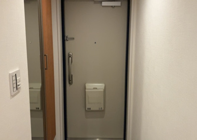 【玄関】 | マイ・コート八王子北野 | 玄関は家の顔でもあり、家族以外の目にも止まる場所です。玄関は外との間を仕切る扉、靴などをしまっておく収納スペース、靴脱ぎのたたきスペース、来客とのやり取りをするドアホンなど複数のアイテムからなります。