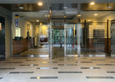 【エントランス】 | マイ・コート八王子北野 | マンションのエントランスには、もともと風よけや防犯の役割がありますが、マンションによって宅配ボックスなどの設備が備わっている所もあります。日々の生活をイメージしながら生活しやすさをチェックしましょう。