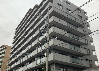 【外観】 | マイ・コート八王子北野 | 外観はマンション管理がされているかの目安になります。築年数が古いと、壁面は劣化してひび割れが生じることも！建物が古びていても細かいところが修繕されていると、きちんと管理されているなぁと感じるでしょう。