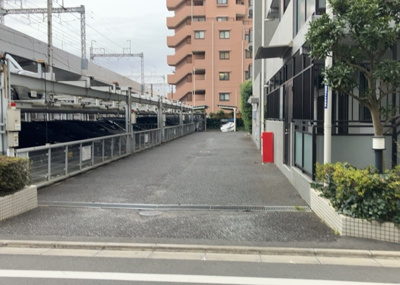 【駐車場】 | マイ・コート八王子北野 | 車一台あたりに必要なスペースは、標準サイズの普通自動車で横幅2m50cm、長さ5mは必要になります。ただし、乗降のことも考慮して横幅3m30cm、長さ5m50cmほどは確保できるところを選びましょう。