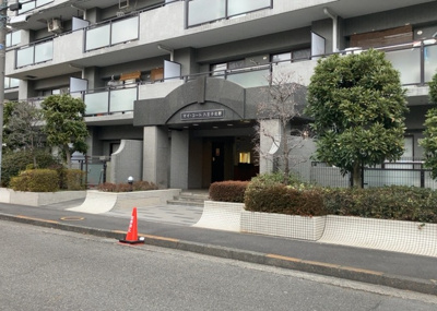 【庭】 | マイ・コート八王子北野 | 物件によっては、入居者が個人的に使用できる専用庭がついているものもあります。また、住宅の中にある土間の部分を庭と呼ぶこともあります。庭の用途は住む人によって変わり、それによってデザインもさまざまです。